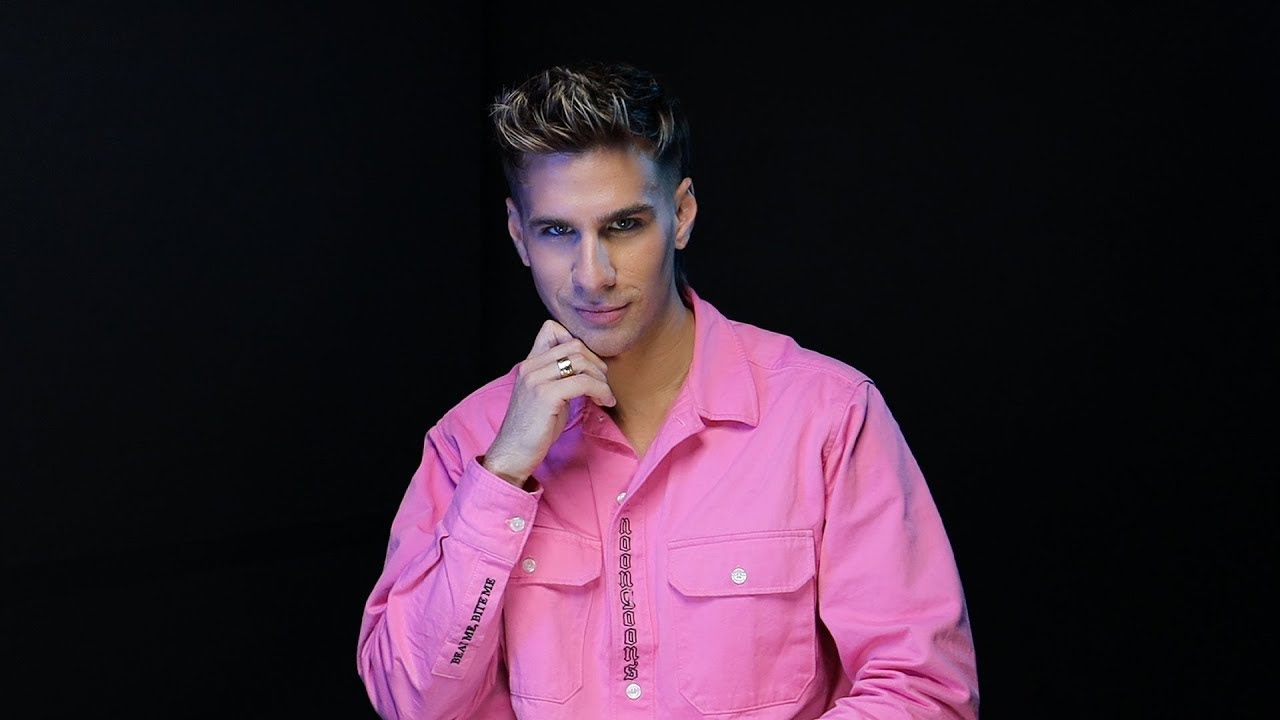 Load video: Brad Mondo showing off the Super Blue Color Depositing Mask product and how it works.